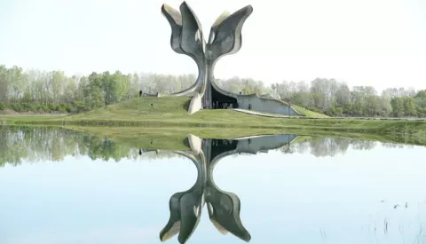 22.04.2021., Jasenovac - Povodom 76. obljetnice proboja posljednjih zatocenika ustaskog logora Jasenovac, izaslanstva Predsjednika, Sabora i Vlade, kao i manjina, odali su pocast svim stradalima u tom logoru polaganjem cvijeca i kamencica kod Spomen obiljezja Kameni cvijet. Photo: Goran Stanzl/PIXSELL