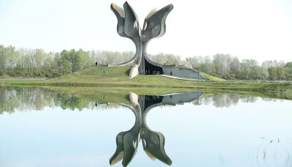 22.04.2021., Jasenovac - Povodom 76. obljetnice proboja posljednjih zatocenika ustaskog logora Jasenovac, izaslanstva Predsjednika, Sabora i Vlade, kao i manjina, odali su pocast svim stradalima u tom logoru polaganjem cvijeca i kamencica kod Spomen obiljezja Kameni cvijet. Photo: Goran Stanzl/PIXSELL