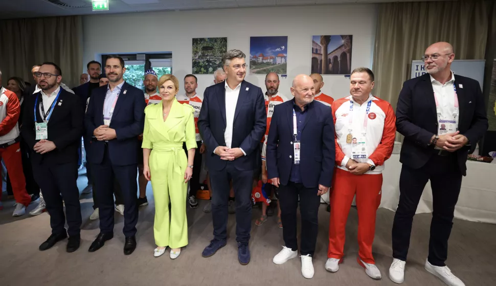 Pariz, 27.07.2024 - Predsjednik Vlade Andrej Planković otvorio je Hrvatsku kuću u Parizu za vrijeme trajanja Olimpijskih igara Pariz 2024. Na slici Tomislav Tomašević, Tonči Glavina, Kolinda Grabar-Kitarović, Andrej Plenković, Zlatko Mateša, Damir Šegota, Siniša Krajač.foto HINA/ Damir Senčar