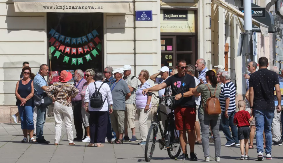 Osijek, 08. 09. 2022, Trg Ivana Pavla II. Strani turisti u Osijeku. Slobodnjak.snimio GOJKO MITIĆ