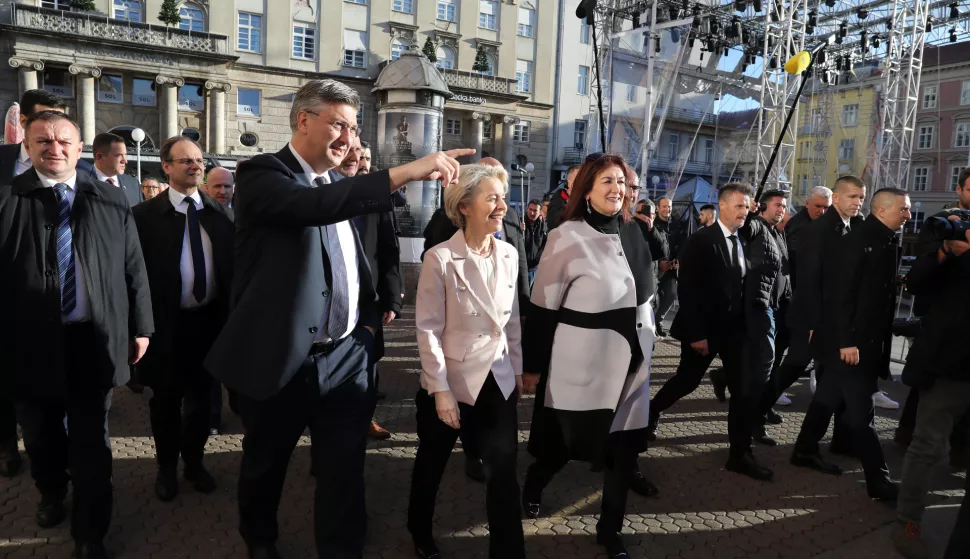 01.01.2023. Zagreb - Predsjednik Vlade Andrej Plenkovic i predsjednica Europske komisije Ursula von der Leyen setnjom iz Bakaceve ulice dosli su na Trg bana Jelacica gdje su popili kavu i platiti eurima Photo: Emica Elvedji/PIXSELL