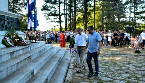 Srb, 27.07.2024. - Ispred Spomenika ustanku naroda Hrvatske u Srbu, održana je komemoracija u spomen na ustanak naroda Hrvatske. Organizatori skupa bili su Srpsko narodno vijeće, Savez antifa&scaron;ističkih boraca i antifa&scaron;ista Republike Hrvatske. foto HINA/ Mladen VOLARIĆ/ tm