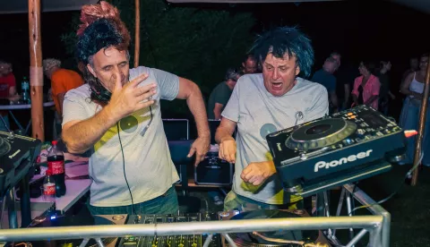 Drugo izdanje Open air festivala "Disco party 80-te" održano u subotu u parku Galerije "Stari mlin" Radionice keramike Asztalos u baranjskoj Suzi. Na slici su s lijeva DJ Desko i DJ Sike