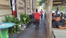 Pješačkom stazom ispred kafića prođe na desetke biciklista