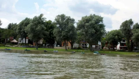 Vikend naselje Zeleni otok na Dunavu kod Batine