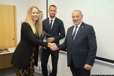 24.07.2024., Slunj - U nazocnosti potpredsjednika Vlade Republike Hrvatske i ministra hrvatskih branitelja g. Tome Medveda, ministar regionalnoga razvoja i fondova Europske unije g. Sime Erlic urucio je ugovore o financiranju iz "Programa revitalizacije depriviranih podrucja Karlovacke i Sisacko-moslavacke zupanije" za korisnike iz Karlovacke zupanije. Uruceno je 15 ugovora ukupne vrijednosti 2.980.000,00 eura. Photo: Kristina Stedul Fabac/PIXSELL