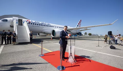 Zagreb, 30.7.2024 - Croatia Airlines dočekala je svoj prvi novi zrakoplov Airbus A220, čime službeno počinje cjelokupna obnova flote hrvatskog nacionalnog avioprijevoznika zrakoplovima nove generacije. Na slici Andrej Plenković.Foto Hina/ Dario GRZELJ/ dag