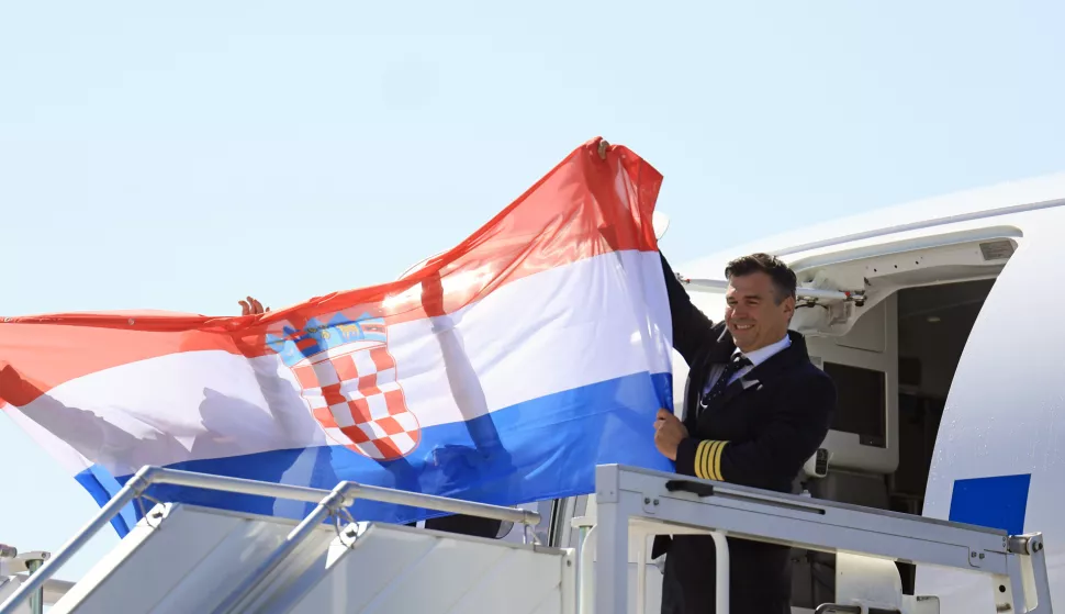 Zagreb, 30.7.2024.- Croatia Airlines do?ekala je svoj prvi novi zrakoplov Airbus A220, ?ime slu?beno po?inje cjelokupna obnova flote hrvatskog nacionalnog avioprijevoznika zrakoplovima nove generacije. foto HINA/ Dario GRZELJ/ ua