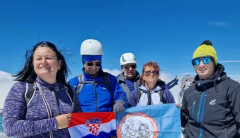 Slavonski planinari PD "Frankopan" osvojili svoj prvi tzv. četiritisućnjak - S +30 u Slavoniji "skoknuli" do planina pod snijegom u Švicarskoj