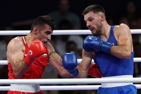 epa11508298 Gabrijel Veocic of Croatia (blue) and Hussein Iashaish of Jordan (red) fight in their Men's 80kg round of 16 bout of the Boxing competitions in the Paris 2024 Olympic Games, at the North Paris Arena in Villepinte, France, 30 July 2024. EPA/DANIEL IRUNGU