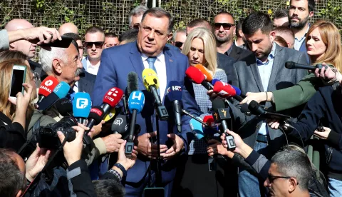 epa10921978 President of the Republika Srpska entity, Milorad Dodik (C) gives a statement to journalists, after leaving the State Court of Bosnia and Herzegovina, in Sarajevo, Bosnia and Herzegovina, 16 October 2023. Dodik was supposed to plead in court whether he was guilty of disobeying the decision of the High Representative in Bosnia and Herzegovina, Christian Schmidt. EPA/FEHIM DEMIR