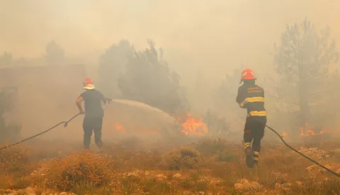 30.07.2024. Skradin - Kod Skradina, u naselju I?evo, izbio je veliki požar. Požarom je zahvacena trava, nisko raslinje i borova šuma. Požar gase cetiri kanadera. Vatra ozbiljno prijeti Bratiškovcima, ugrožavajuci kuce i imovinu. Photo: Dusko Jaramaz/PIXSELL