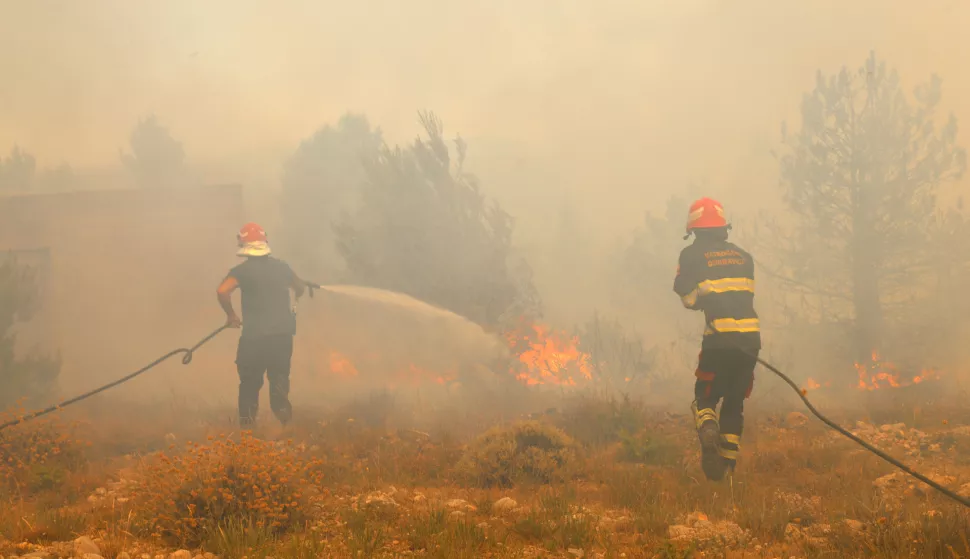 30.07.2024. Skradin - Kod Skradina, u naselju I?evo, izbio je veliki požar. Požarom je zahvacena trava, nisko raslinje i borova šuma. Požar gase cetiri kanadera. Vatra ozbiljno prijeti Bratiškovcima, ugrožavajuci kuce i imovinu. Photo: Dusko Jaramaz/PIXSELL