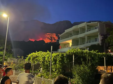 Tu?epi, 30.07.2024 - Makarski, omi?ki i splitski vatrogasci gase po?ar koji je u utorak nave?er buknuo u Tu?epima, zbog ?ega je u tom mjestu zatvorena dr?avna cesta, doznaje se u ?upanijskom vatrogasnom operativnom centru Splita. foto HINA/ ?aklina JURI?/ ik