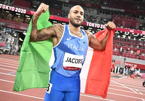 epa09385534 Lamont Marcell Jacobs of Italy celebrates after winning the Men's 100m final at the Athletics events of the Tokyo 2020 Olympic Games at the Olympic Stadium in Tokyo, Japan, 01 August 2021. EPA/CHRISTIAN BRUNA