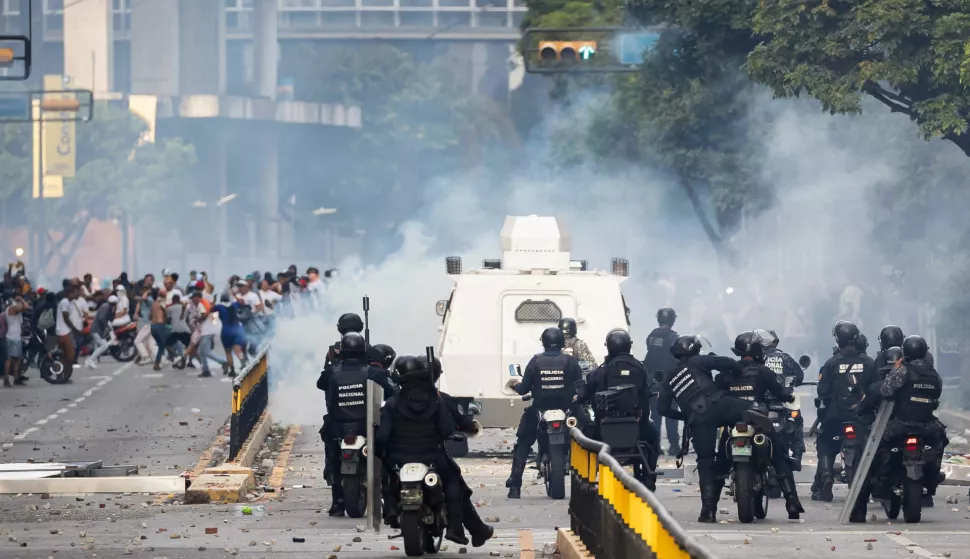 epaselect epa11507675 Members of the Bolivarian National Police (PNB) and the Bolivarian National Guard (GNB) clash with opposition demonstrators during protests over the results of the presidential elections in Caracas, Venezuela, 29 July 2024. Protests are taking place in Caracas after the National Electoral Council (CNE) proclaimed that Nicolas Maduro was re-elected president of Venezuela, following elections held on 28 July. Thousands of citizens have come out to protest against the results announced by the National Electoral Council (CNE), which gave President Maduro 51.2% of the votes, a figure questioned by the opposition and by a good part of the international community. Opposition leader Maria Corina Machado claims they have obtained enough of the vote tallies to prove they won the presidential elections that took place on 28 July. EPA/Henry Chirinos