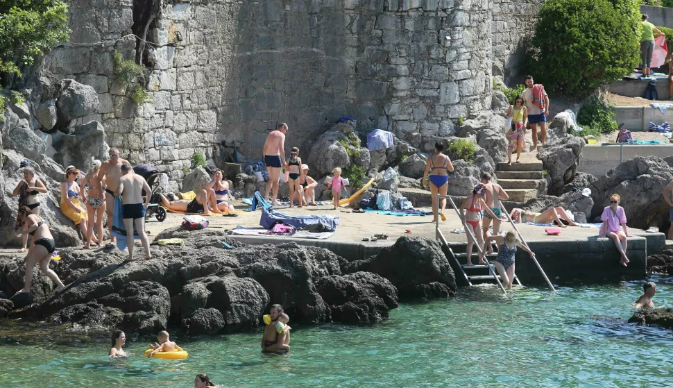 Opatija, 21.7.2024.- Nakon osvje?enja uz ki?u u subotu, u nedjelju je osvanuo sun?an i vru?i dan ?to su gra?ani i turisti iskoristili da se vrate na pla?e. foto HINA/ Miljenko KLEPAC/ ua