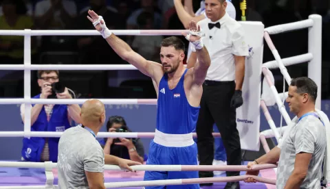 Pariz, 30.07.2024 - Jedini hrvatski boksač na Olimpijskim igrama u Parizu, 23-godišnji Gabrijel Veočić, izborio je plasman u četvrtfinale kategorije do 80 kg, svladavši azijskog prvaka Jordanca Huseina Iashaisha jednoglasnom odlukom bodovnih sudaca i došao do borbe za medalju. Na slici Gabrijel Veočić i Hussein Iashaish.foto HINA/ Damir SENČAR/ ds