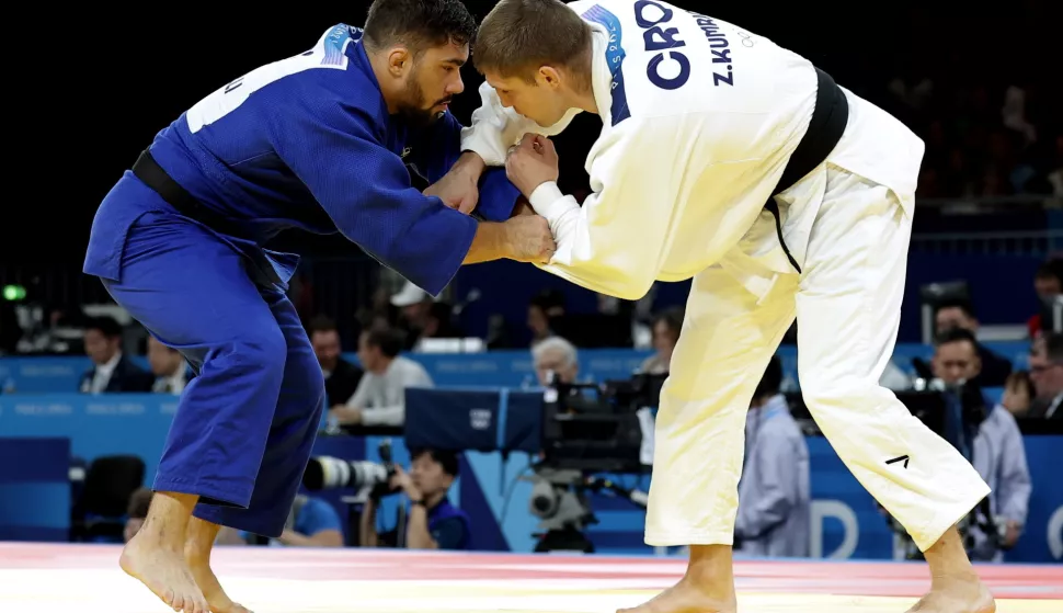 epa11514569 Zlatko Kumric of Croatia (white) and Gennaro Pirelli of Italy fight during the Men -100kg Elimination Round of 32 bout of the Judo competitions in the Paris 2024 Olympic Games, at the Champs-de-Mars Arena in Paris, France, 01 August 2024. EPA/CHRISTOPHE PETIT TESSON