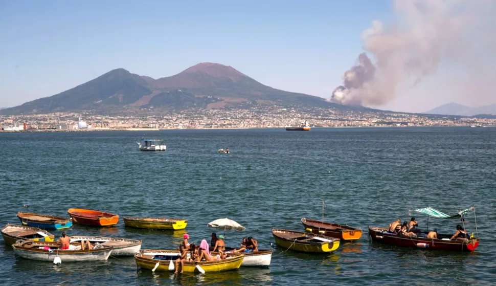 epa11509997 A general view shows smoke rising from the fire affecting the slopes of the Vesuvius volcano, in Naples, Italy, 30 July 2024. EPA/CESARE ABBATE