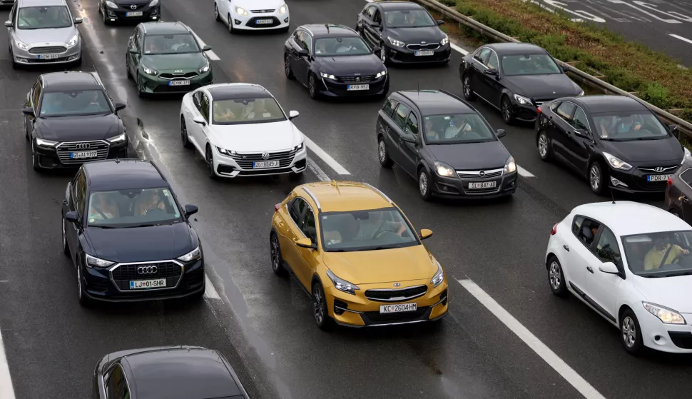 Zagreb, 20.07.2024 - Pred naplatnim kućicama Lučko u smjeru mora kolone su iz smjera čvorova Buzin (10 kilometara) i Zagreb zapad (jedan kilometar).foto HINA/ Damir SENČAR/ ds