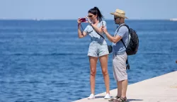 Zadar, 21.07.2024. - Turisti u nedjeljnoj šetnji po poluotoku,Foto HINA/Zvonko KUCELIN