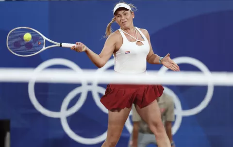 Pariz, 01.08.2024 - Polufinalni meč teniskog turnira za žene na Olimpijskim igrama Pariz 2024, Dona Vekić - Anna Karolina Schmiedlova. Na slici Dona Vekić.foto HINA/ Damir SENČAR/ ds