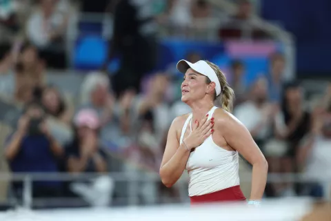 Pariz, 01.08.2024 - Hrvatska tenisa?ica Donna Veki? (28) plasirala se u finale olimpijskog turnira u Parizu koji se igra na terenima Roland Garrosa te tako osigurala najmanje srebrnu medalju, ona je u polufinalu uvjerljivo sa 6-4, 6-0 svladala Slovakinju Annu Karolinu Schmiedlovu za sat i pet minuta igre. foto HINA/ Damir SEN?AR/ ik