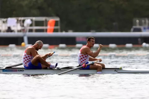 Pariz, 02.08.2024 - Hrvatski vesla?i Valent i Martin Sinkovi? osvojili su zlatnu medalju u finalnoj utrci dvojca na pari?e na Olimpijskim igrama Pariz 2024. foto HINA/ Damir SEN?AR/ ds