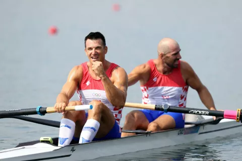 Pariz, 02.08.2024 - Hrvatski vesla?i Valent i Martin Sinkovi? osvojili su zlatnu medalju u finalnoj utrci dvojca na pari?e na Olimpijskim igrama Pariz 2024. foto HINA/ Damir SEN?AR/ ds