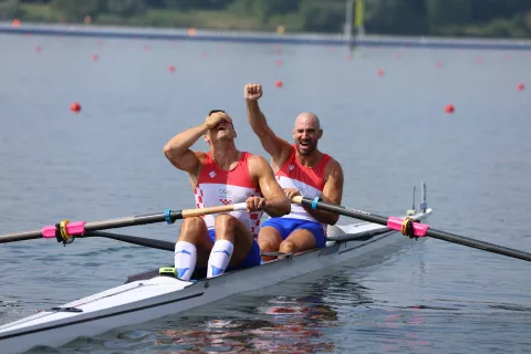 Pariz, 02.08.2024 - Hrvatski vesla?i Valent i Martin Sinkovi? osvojili su zlatnu medalju u finalnoj utrci dvojca na pari?e na Olimpijskim igrama Pariz 2024. foto HINA/ Damir SEN?AR/ ds