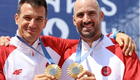 Pariz, 02.08.2024 - Hrvatski veslači Valent i Martin Sinković osvojili su zlatnu medalju u finalnoj utrci dvojca na pariće na Olimpijskim igrama Pariz 2024. foto HINA/ Damir SENČAR/ ds