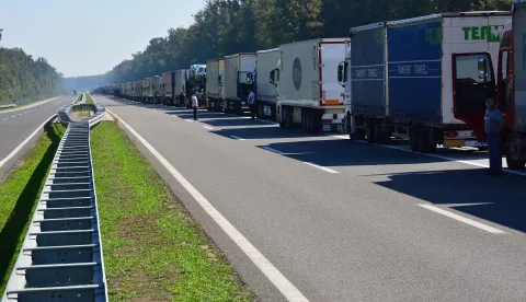 23.09.2015., Bajakovo - Kamionske guzve na granicnom prijelazu Bajakovo iz sata u sat sve su vece. Dio prometa preusmjerava se kod Zupanje prema Brckom (BiH). Vozaci su nervozni, a neki cekaju vec danima. Vozaci tvrde da se u pojedinim kamionima roba pocela kvariti. rPhoto: Ivica Galovic/PIXSELL