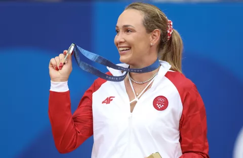 Pariz, 03.08.2024 - Najbolja hrvatska tenisačica Donna Vekić osvojila je srebrnu medalju na olimpijskom turniru u Roland Garrosu, gdje ju je u finalnom dvoboju pojedinačne konkurencije na pariškoj crvenoj zemlji pobijedila sedma igračica svijeta Zheng Qinwen sa 6-2, 6-3. foto HINA/ Damir SENČAR/ ds