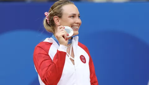 Pariz, 03.08.2024 - Najbolja hrvatska tenisačica Donna Vekić osvojila je srebrnu medalju na olimpijskom turniru u Roland Garrosu, gdje ju je u finalnom dvoboju pojedinačne konkurencije na pariškoj crvenoj zemlji pobijedila sedma igračica svijeta Zheng Qinwen sa 6-2, 6-3. foto HINA/ Damir SENČAR/ ds