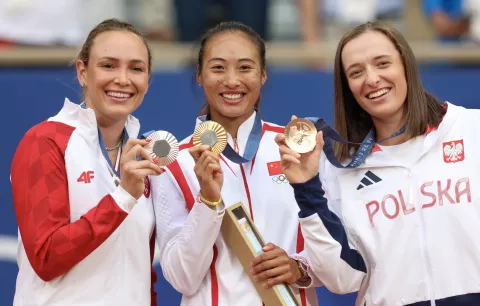 Pariz, 03.08.2024 - Najbolja hrvatska tenisačica Donna Vekić osvojila je srebrnu medalju na olimpijskom turniru u Roland Garrosu, gdje ju je u finalnom dvoboju pojedinačne konkurencije na pariškoj crvenoj zemlji pobijedila sedma igračica svijeta Zheng Qinwen sa 6-2, 6-3. foto HINA/ Damir SENČAR/ ds