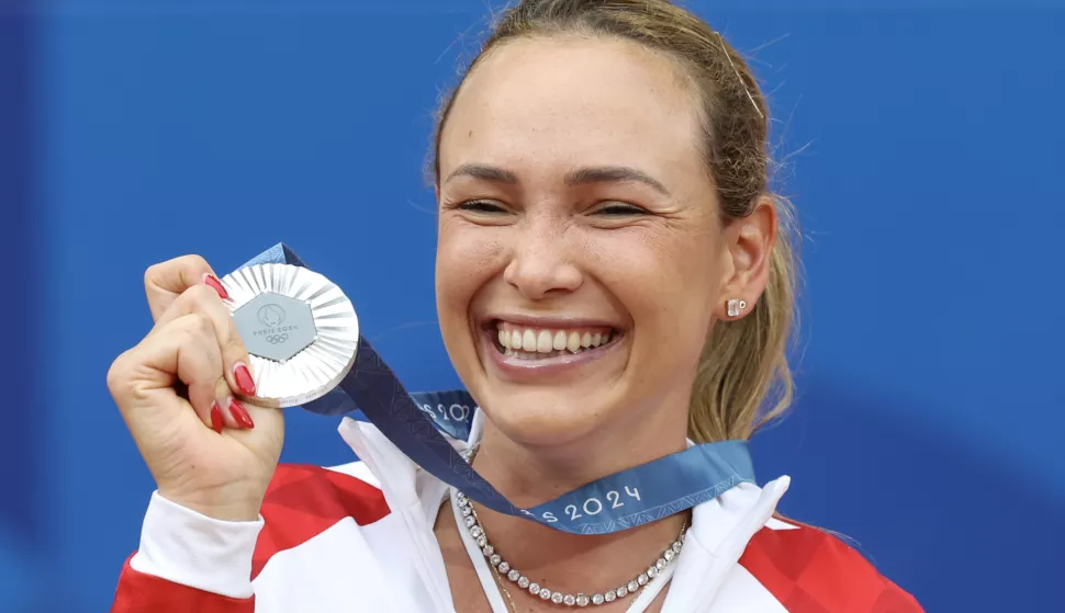 Pariz, 03.08.2024 - Najbolja hrvatska tenisačica Donna Vekić osvojila je srebrnu medalju na olimpijskom turniru u Roland Garrosu, gdje ju je u finalnom dvoboju pojedinačne konkurencije na pariškoj crvenoj zemlji pobijedila sedma igračica svijeta Zheng Qinwen sa 6-2, 6-3. foto HINA/ Damir SENČAR/ ds