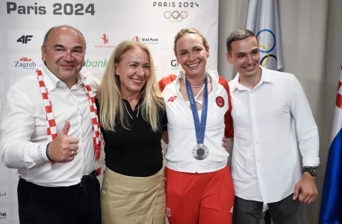 Pariz, 03.08.2024 - Doček Done Vekić u Hrvatkoj kući u Parizu nakon što je u finalu teniskog turnira na Olimpijskim igrama Pariz 2024 osvojila srebrnu medalju. Na slici Donna Vekić sa obitelji, otac Igor, majka Brankica i brat Bruno.foto HINA/ Damir SENČAR/ ds