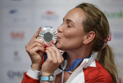 Pariz, 03.08.2024 - Doček Done Vekić u Hrvatkoj kući u Parizu nakon što je u finalu teniskog turnira na Olimpijskim igrama Pariz 2024 osvojila srebrnu medalju. Na slici foto HINA/ Damir SENČAR/ ds