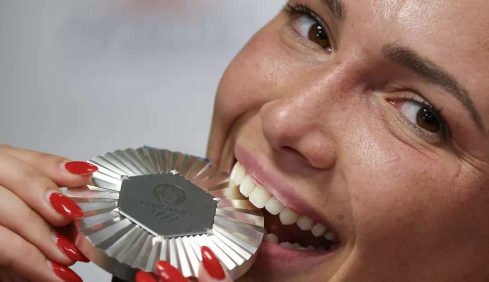 Pariz, 03.08.2024 - Doček Done Vekić u Hrvatkoj kući u Parizu nakon što je u finalu teniskog turnira na Olimpijskim igrama Pariz 2024 osvojila srebrnu medalju. Na slici foto HINA/ Damir SENČAR/ ds