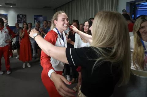 Pariz, 03.08.2024 - Doček Done Vekić u Hrvatkoj kući u Parizu nakon što je u finalu teniskog turnira na Olimpijskim igrama Pariz 2024 osvojila srebrnu medalju. Na slici Donna Vekić, majka Brankica Vekić.foto HINA/ Damir SENČAR/ ds