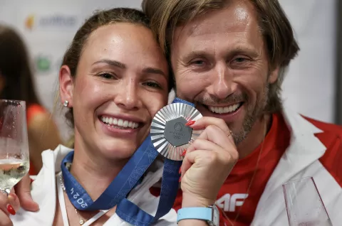 Pariz, 03.08.2024 - Doček Done Vekić u Hrvatkoj kući u Parizu nakon što je u finalu teniskog turnira na Olimpijskim igrama Pariz 2024 osvojila srebrnu medalju. Na slici Donna Vekić i njen trener Nikola Horvat.foto HINA/ Damir SENČAR/ ds