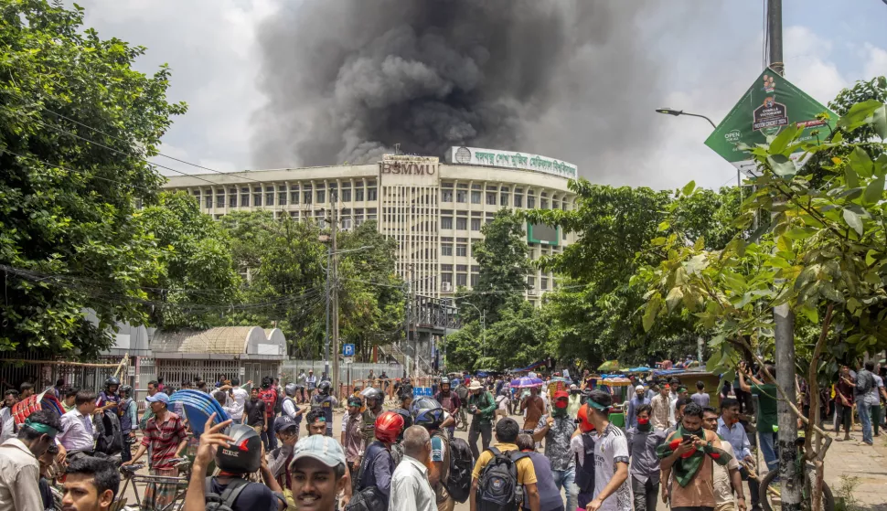 epaselect epa11524705 Black smoke rises from the Bangabandhu Sheikh Mujib Medical University (BSMMU) during clashes between protesters and Awami League members, on the first day of the non-cooperation movement at Dhaka University campus in Dhaka, Bangladesh, 04 August 2024. The Anti-Discrimination Student Movement organizers are demanding the resignation of the current government. Dhaka authorities have imposed a new curfew starting 06:00 p.m. local time on 04 August. As casualties mounted and law enforcement struggled to contain the unrest, the Bangladeshi government on 20 July 2024 had imposed an initial nationwide curfew and deployed military forces after violence broke out in Dhaka and other regions following student-led protests demanding reforms to the government's job quota system. EPA/MONIRUL ALAM