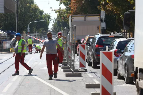 Osijek, 05. 09. 2022, Zapoceli radovi na rekostrukciji tramvajske pruge u Radicevoj ulici od Vukovarske do Europske avenije. Istocni dio kolnickog traka je zatvoren za promet.snimio GOJKO MITIĆ