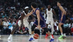 epa11484043 Jrue Holiday (L) of the USA and Vasilije Micic of Serbia in action during the 2024 USA Basketball Showcase game between USA and Serbia in Abu Dhabi, United Arab Emirates, 17 July 2024. EPA/ALI HAIDER