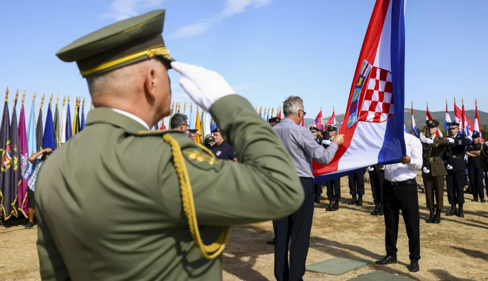 Knin, 05.08.2024. - Svečano podignuta zastava na kninskoj tvrđavi povodom 29. obljetnice VRO Oluja.foto HINA/ Miroslav LELAS/ lm