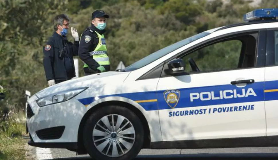 10.04.2020., Murter - Mjesta Murter i Betina nalaze se u karanteni od 25.ozujka prema odluci Stozera Civilne Zastite. Dostava se obavlja vozilima sa specijalnom dozvolom a na njima se vrsi i posebna dezinfekcija. Kontrole vrse vatrogasci, civilna zastita i policija.Photo: Hrvoje Jelavic/PIXSELL