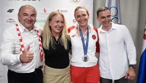 Pariz, 03.08.2024 - Doček Done Vekić u Hrvatkoj kući u Parizu nakon što je u finalu teniskog turnira na Olimpijskim igrama Pariz 2024 osvojila srebrnu medalju. Na slici Donna Vekić sa obitelji, otac Igor, majka Brankica i brat Bruno.foto HINA/ Damir SENČAR/ ds