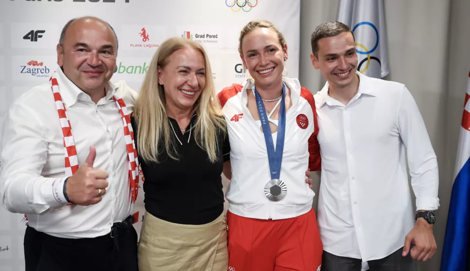 Pariz, 03.08.2024 - Doček Done Vekić u Hrvatkoj kući u Parizu nakon što je u finalu teniskog turnira na Olimpijskim igrama Pariz 2024 osvojila srebrnu medalju. Na slici Donna Vekić sa obitelji, otac Igor, majka Brankica i brat Bruno.foto HINA/ Damir SENČAR/ ds