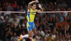 epaselect epa11528884 Armand Duplantis of Sweden clears the bar at 6.25m to set a new world record in the Men Pole Vault final of the Athletics competitions in the Paris 2024 Olympic Games, at the Stade de France stadium in Saint Denis, France, 05 August 2024. EPA/ANNA SZILAGYI